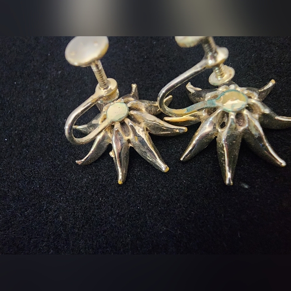 SE16 Gold and Pink Color Floral Screw-on Earrings For No Pierced Ears - Picture 8 of 8